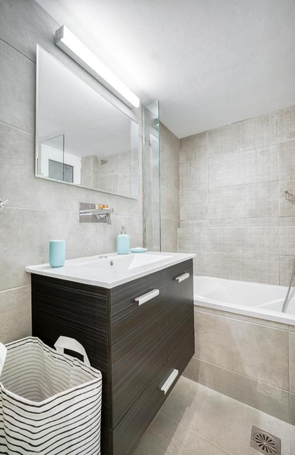 Delightful Stylish Two Bedroom Condo In Hip Area Of Central Atina Dış mekan fotoğraf